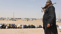 Libyjští rebelové při modlitbě. Archivní foto z roku 2011