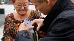 Náměstkyně mosteckého primátora Hana Jeníčková a architekt Jiří Harant uložili do základů podstavce sochy TGM ocelovou schránku s poselstvím příštím generacím