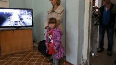 Žena, která uprchla před boji na východní Ukrajině, ve frontě na práci v ruském Krasnojarsku