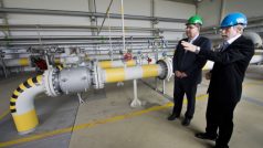 Ministr průmyslu a obchodu Jan Mládek (vlevo) si prohlédl podzemní zásobník plynu energetické skupiny RWE v Hájích na Příbramsku