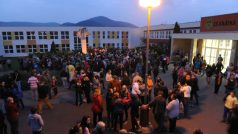 Klášterec nad Ohří. U základní školy, kterou dívka navštěvovala, se večer sešlo několik set lidí. Na místě zapalovali svíčky a pokládali květiny