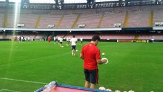 Fotbalisté Sparty se seznamují s trávníkem největšího sportovního areálu v Neapoli