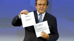 Prezident UEFA Michel Platini ukazuje jméno Dublinu, jednoho z pořadatelů z mistrovství Evropy 2020