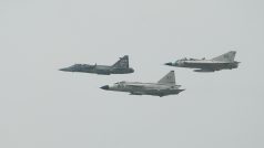 Švédská historická letka představila letové schopnosti AJS 37 Viggen a Saab 35C Draken