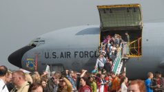 Největší letoun na statické ukázce, americký tankovací KC-135 byl neustále v obležení