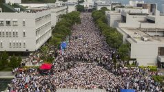 Do protestu proti omezování demokracie se v Hongkongu zapojily tisíce vysokoškoláků a učitelů