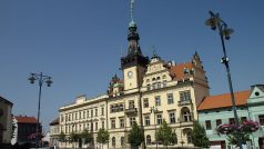 Náměstí Starosty Pavla v Kladně. Vpravo radnice, vlevo bývalý hotel Bílý beránek