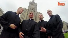 Čtveřice parašutistů v převleku za katolické kněze propašovala padáky do varšavského Paláce kultury a věd