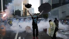 Policie proti demonstrantům v Hongkongu použila slzný plyn a pepřový sprej