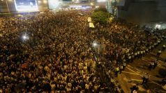 Desetitisíce demonstrantů blokují hlavní silnici do finanční čtvrti Central