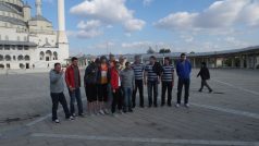 Česká basketbalová výprava se fotí před návštěvou mešity