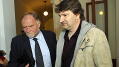 Obžalovaný Jan Polák (vpravo) přichází k soudu se svým advokátem Tomášem Sokolem