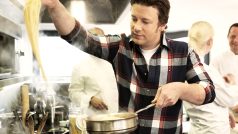 Kuchař Jamie Oliver vaří špagety