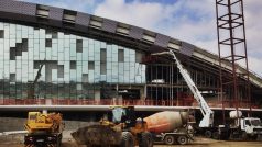 Rozestavěný plavecký stadión při pohledu zvenku