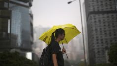 Některé protestující nevyhnal z hongkongských ulic ani déšť