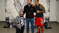 Michal Petrgál (uprostřed) s hvězdami WWE - Hornswogglem a Jimmym Usem