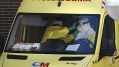 Ambulance před vchodem do činžovního domu, kde bydlí ebolou nakažená zdravotní sestra, která leží v madridské nemocnici