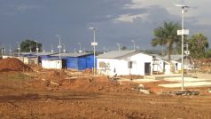 Stavba léčebného centra pro nemocné ebolou ve Freetownu, hlavním městě Sierry Leone