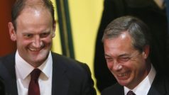 Lídr strany UKIP Nigel Farage se raduje z vítězství Douglase Carswella (vlevo) v doplňovacích volbách