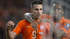 Robin van Persie se raduje ze třetího gólu Nizozemska do sítě Kazachstánu