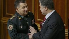 Ukrajinský parlament schválil nového ministra obrany, Stepana Poltoraka (vlevo). Nominoval ho prezident Petro Porošenko (vpravo)