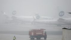 Na moskevském letišti Vnukovo, kde se nehoda stala, je stále hustá mlha