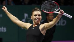 Rumunská tenistka Simona Halepová slaví vítězství nad americkou favoritkou Serenou Williamsovou