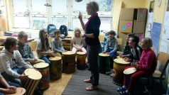 V řevnické základní škole začali jako výukovou pomůcku používat drumbeny