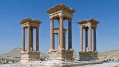 Oáza Palmyra v syrské poušti je na seznamu světového dědictví UNESCO, ale když ji dobyla teroristická bojůvka Islámského státu, turistický magnet se změnil v měsíční krajinu