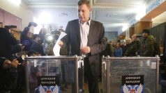 Premiér Doněcké lidové republiky Alexandr Zacharčenko ve volební místnosti