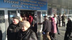 Volby proruských separatistů na Ukrajině. V Luhansku se před volebními místnostmi tvoří fronty