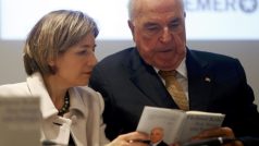 Bývalý německý kancléř Helmut Kohl (na snímku s manželkou Maike Richter-Kohl) představil ve Frankfurtu svou novou knihu Strach o Evropu. 3. 11. 201