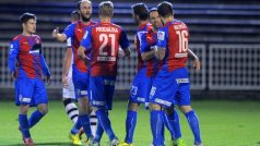 Fotbalisté Viktorie Plzeň se radují z vítězné branky na hřišti Hradce Králové