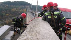 Požár v kabelové šachtě přímo uvnitř hráze největší vodní elektrárny v České republice, na Orlíku nedaleko Příbrami, cvičně likvidovali hasiči. 5. 11. 2014