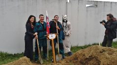 Soutěž v kopání hrobů - vítězní Slováci
