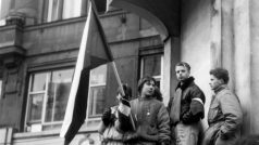 Mladí kluci s vlajkou. Z protestů na Václavském náměstí z listopadu 1989