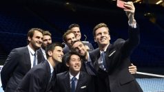 Tomáš Berdych (vpravo) si s ostatními účastníky Turnaje mistrů pořídil &quot;selfie&quot;. První zápas hraje dnes