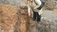 Marie Mudrová z evakuované knihovny ukazuje místo nálezu munice