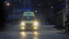 Při neštěstí otřesu v Dole Karviná zemřeli tři lidé, další utrpěli zranění. Na snímku záchranky vyjíždí z areálu dolu