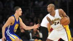 Kobe Bryant z Los Angeles Lakers se snaží prosadit přes Klaye Thompson