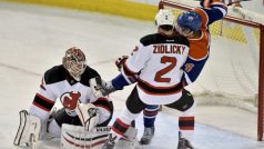 Brankář New Jersey Cory Schneider vychytal druhé čisté konto v sezoně, před brankou mu pomáhá český obránce Marek Židlický