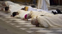 Granadský arcibiskup se za kněze obviněné ze sexuálního zneužívání omluvil. Kněží sloužící mši pak činili pokání tak, že klekali a lehali tváří k zemi.