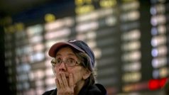 Cestující hledí na Penn Station v New Yorku překvapeně na tabuli odjezdů