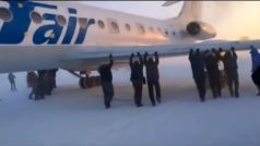 Ruští pasaźéři museli roztlačovat letadlo
