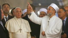 Muslimský duchovní Rahmi Yaran ukazuje papeži Františkovi istanbulskou Modrou mešitu