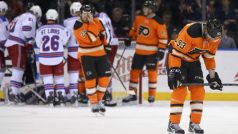 Jakub Voráček hledí zdrceně k ledu slavné Madison Square Garden. S Philadelphií na domácí tým nestačil