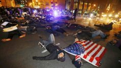 Lidé v New Yorku protestovali proti policejnímu násilí. Černošský prodavač Eric Garner zemřel po zásahu policie