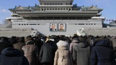 Severokorejci přicházejí na náměstí Kim Ir-sena a klanějí se portrétům bývalých vůdců Kim Ir-sena a Kim Čong-ila
