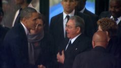 Americký prezident Barack Obama se svým kubánským protějškem Raúlem Castrem