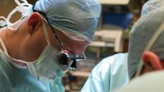 Lékaři v IKEMu transplantovali muži pět orgánů najednou
